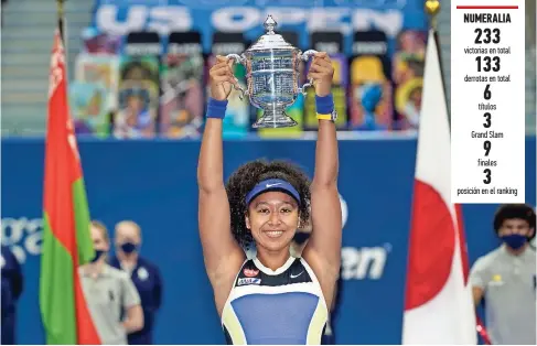  ??  ?? LA tenista japonesa levanta el trofeo de campeona del US Open 2020