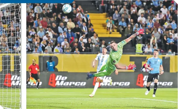  ?? ?? Fernando Muslera
no pudo hacer nada para evitar el único gol del partido, firmado por Ángel Di María.