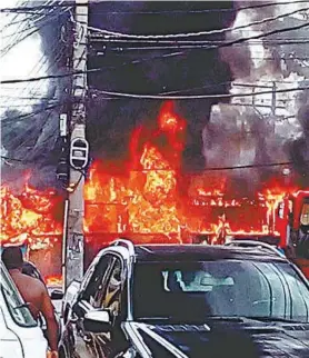  ?? FOTO ENVIADA PARA O ZAP ZAP DO MEIA HORA ?? Depois da operação, um ônibus foi incendiado em Campinho