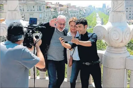  ?? MARC ARIAS ?? Robert Englund, Ivana Miño y El Mago Pop, durante el rodaje de un episodio de Catalunya Experience