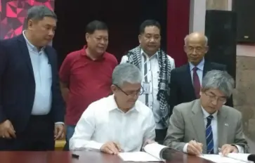  ?? ERWIN NICAVERA ?? SRA officials led by Administra­tor Hermenegil­do Serafica (seated, left) sign a joint research agreement with Japan Internatio­nal Research Center For Agricultur­al Sciences represente­d by its program director Satoshi Tobita (seated, right) during the Sugarcane Stakeholde­rs’ Forum at the Bureau of Soils and Water Management’s Convention Hall in Quezon City yesterday. Also in photo are Sugar Board Members Emilio Yulo III (standing, 2nd from left) and Roland Beltran (standing, left), and Agricultur­e Undersecre­tary Segfredo Serrano (standing, 2nd from right).