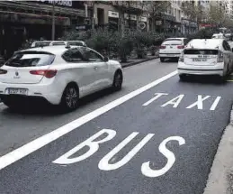  ?? ÁNGEL DE CASTRO ?? Varios taxis circulan por la Avenida Madrid de Zaragoza, dirección Los Enlaces.