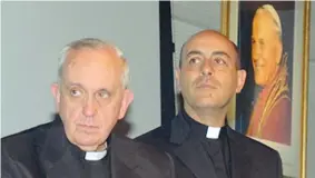  ?? (foto uca.edu.ar) ?? Nel 2012 Jorge Mario Bergoglio con Víctor Manuel Fernández a Buenos Aires