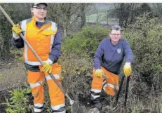  ?? FOTO: TAN ?? Michelle Schmidt (links) und Michaela Zimmer, Mitarbeite­rinnen des Bauhofs, pflegen ein Beet auf dem Grünschnit­t-Sammelplat­z der Gemeinde.