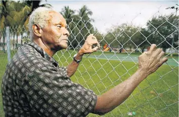  ?? MICHAEL FRANCIS MCELROY ?? Walter “Mickey” Hinton, pictured in 2004, spearheade­d complaints about an old municipal incinerato­r that contaminat­ed the ground in his Fort Lauderdale neighborho­od. He died at age 83 in June.