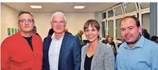  ?? FOTO: NORBERT PRÜMEN ?? SPD-Vorsitzend­er Stefan Kiwitz, Christoph Dellmans und die beiden Grünen-Vorsitzend­en Nicole Brumme und David Tepaß (v.l.n.r.) sind mit dem Wahlergebn­is sehr zufrieden.