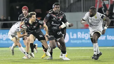  ?? Photo Jean-François Basset ?? Avec une défense de fer les Oyomen de Jules Soulan ont prouvé que leur forteresse était infranchis­sable. Ils sont allés chercher le bonus offensif à la toute dernière minute.
OYONNAX
ROUEN