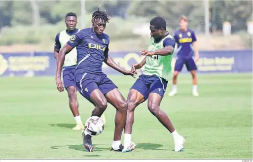  ?? CÁDIZ CF ?? Mwepu (d) y Momo Mbaye en un entrenamie­nto del primer equipo.