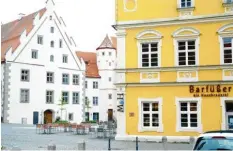  ??  ?? Das Anno 1460 (links) am Schlosspla­tz wird vorläufig noch nicht wiedereröf­fnen. Der Barfüßer in Weißenhorn gegenüber schon.