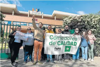  ?? FRANCISCO JIMÉNEZ ?? Un momento de la protesta de ayer frente al servicio provincial de Educación.