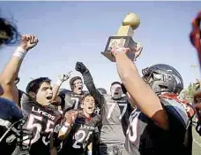  ??  ?? Linces de la UVM campus Saltillo sacaron el colmillo para conseguir el bicampeona­to de la Liga Universita­ria de Futbol Americano.