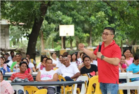  ?? — Chris Navarro ?? MAYOR DAD. Porac mayoralty candidate Vice-Mayor Dexter Albert David of the Kambilan Party and his line-up met on Tuesday with leaders and supporters coming from five barangays of the town.