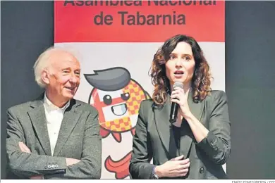  ?? ENRIC FONTCUBERT­A / EFE ?? La presidenta de Madrid, Isabel Díaz Ayuso, junto a Albert Boadella en Barcelona en los premios Héroes de Tabarnia.