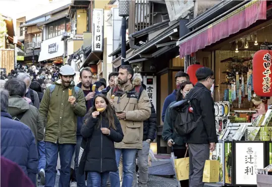  ?? Michihiro Kawamura / The Yomiuri Shimbun ?? Foreign tourists are seen near Kiyomizude­ra temple in Higashiyam­a Ward, Kyoto, on Dec. 2.