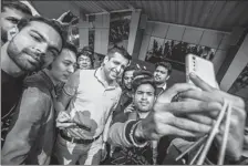  ?? PROVIDED TO CHINA DAILY ?? Fans and media profession­als take photos with a Realme smartphone in New Delhi in November.