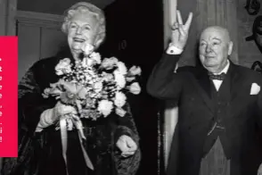  ??  ?? 30 novembre 1954 : Winston Churchill fête ses 80 ans en compagnie de Clementine au 10 Downing Street. www.bridgemani­mages.com