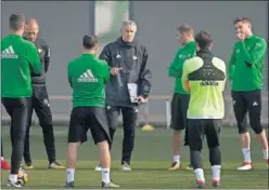  ??  ?? Quique Setién da instruccio­nes a sus jugadores en un entrenamie­nto.