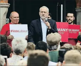  ?? CHRISTOPHE­R FURLONG / GETTY ?? Corbyn, ayer, en el mercado de Hucknall, en East Midlands