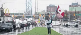  ?? Protesters and supporters seal off commercial traffic into Canada from Detroit on Friday. One U.S. representa­tive has said the blockade points to the need for manufactur­ing to rely less on foreign trade. COLE BURSTON GETTY IMAGES ??