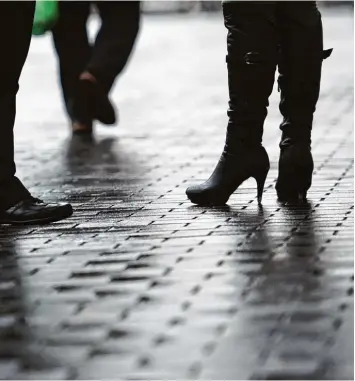  ?? Symbolfoto: dpa ?? Seit dem Verbot der Straßenpro­stitution in Augsburg ist es auf den Straßen ruhiger geworden. Doch einige Frauen trifft die Re gelung hart. Sie haben dadurch ihre Existenz verloren.