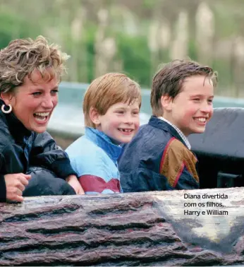  ??  ?? Diana divertida com os filhos, Harry e William