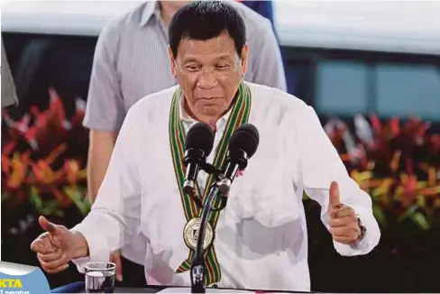  ??  ?? REAKSI Duterte ketika berucap di sebuah pangkalan tentera di Taguig baru-baru ini. - EPA