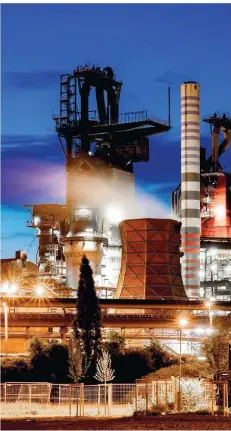  ?? FOTO: MARCEL KUSCH/DPA ?? Das Duisburger Stahlwerk von Thyssenkru­pp soll einer der Abnehmer von grünem Wasserstof­f werden.