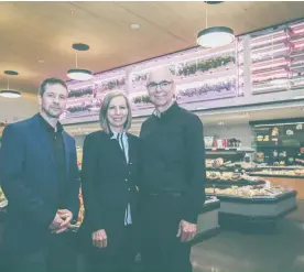  ??  ?? Martin Brault, Sylvie Senay et Rolland Tanguay posent dans le nouveau supermarch­é Avril de Laval, le premier à intégrer un tout nouveau système de culture verticale.