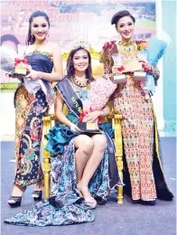  ??  ?? FALYNDA (duduk, tengah) dinobatkan sebagai johan Ratu Batik Kontempora­ri, diapit naib johan Evanatie dan Nazira Nyka di tempat ketiga.