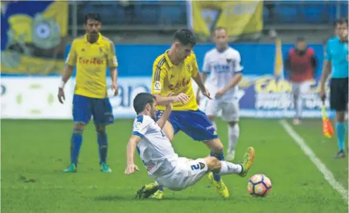  ??  ?? ESFUERZO. El UCAM no se rindió y fruto de ello levantó dos goles en contra en el tramo final.