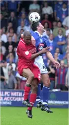  ?? PICTURE: Steve Murphy ?? Jerry Gill battles in the air with Walsall’s Herivelto