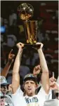  ?? Foto: Larry W. Smith, dpa ?? 2011: Nowitzki nach dem Gewinn des NBA-Titels.