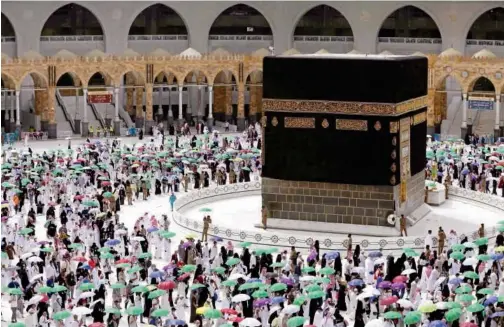  ?? Agence France-presse ?? ↑
Pilgrims perform the farewell tawaf (circumambu­lation) around the Holy Kaaba at the Grand Mosque on Thursday.