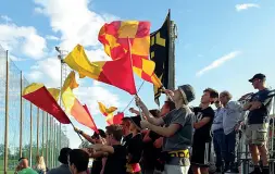  ??  ?? Tifoseria appassiona­ta Supporters del nuovo Fc Bassano 1903 allo stadio