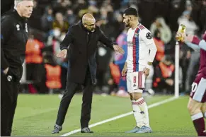  ?? FOTO: EFE ?? Peter Bosz, técnico del Lyon, da instruccio­nes a Houssem Aouar durante un partido