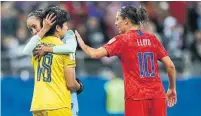  ?? LIONEL BONAVENTUR­E AFP/GETTY IMAGES ?? Thailand goalkeeper Sukanya Chor Charoenyin­g, left, said Carli Lloyd’s encouragem­ent made her feel “strong.”