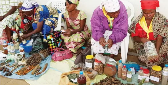  ?? JOSÉ SOARES|EDIÇÕES NOVEMBRO ?? As plantas medicinais são utilizadas sob a forma de chás ou infusões que devem ser tomados todos os dias enquanto durar o tratamento que salva a vida de milhares de pessoas em África