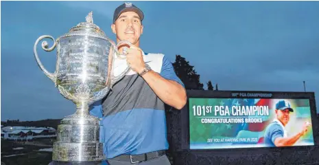  ?? FOTO: AFP ?? Entspannt lächelnd nach dem „definitiv stressigst­en Sieg meiner Karriere“: Brooks Koepka.