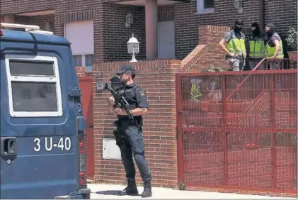  ?? / EFE ?? Efectivos de la policía realizan un registro ayer en una casa de Algete en Madrid.