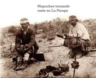  ??  ?? Mapuches tomando mate en La Pampa
