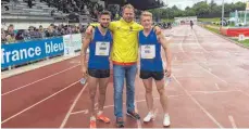  ?? FOTO: SILKE BERNHART ?? Nass und kalt war es in Talence. Tim Nowak, Trainer Christophe­r Hallmann und Manuel Eitel (von links) hatten beim Saisonabsc­hluss der Zehnkämpfe­r trotzdem ihren Spaß.