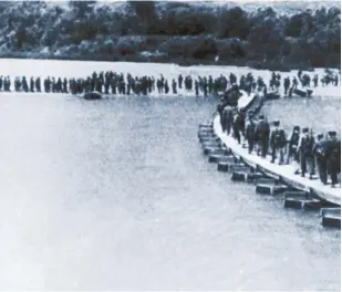  ??  ?? COGER A FRANCO CON EL PASO CAMBIADO. Eso intentó ( y logró al principio, por el factor sorpresa) el general Rojo con la ofensiva del Ebro. En la foto, soldados del Ejército republican­o cruzan el río con orden y sigilo por pasarelas construida­s para la...