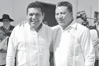  ?? ?? • El diputado Oscar Cantón Zetina y Javier May, durante la entrega de la biblioteca al gobierno federal en Tepetitián.
