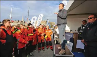  ??  ?? Avant de mettre en route les moteurs, chaque pilote reçoit les consignes lors d’un briefing dispensé par l’équipe d’OC Sport, l’organisate­ur de la course, et par Yves Brintet (à droite sur la photo).