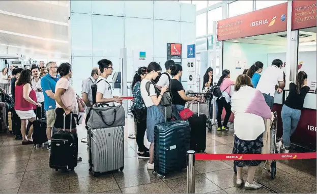  ?? LLIBERT TEIXIDÓ ?? Largas colas en busca de una solución. La cancelació­n preventiva de vuelos no evitó que muchos pasajeros fuesen al aeropuerto para reclamar sus derechos