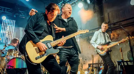  ??  ?? Rock I Simple Minds in concerto, una delle band simbolo degli anni Ottanta