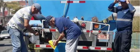  ?? RAFAEL PACHECO ?? Durante más de dos semanas, 107.000 abonados en Tibás, Moravia y Goicoechea dependiero­n de cisternas o agua comprada para sus necesidade­s básicas, debido a contaminac­ión del líquido.