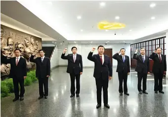  ??  ?? Le président Xi Jinping (au centre), ici entouré des six autres membres du comité permanent du bureau politique, impulse une ligne autoritair­e au Parti.