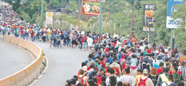  ??  ?? Aspecto de la caravana de migrantes hondureños que ayer se trasladó de la ciudad de Chiquimula hacia Zacapa, en Guatemala. Prevén cruzar México y llegar a Estados Unidos e, incluso, Canadá.