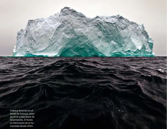  ??  ?? Iceberg flotando en el fiordo de Ilulissat, situado en la costa oeste de Groenlandi­a. El fiordo es Patrimonio de la Humanidad desde 2004.